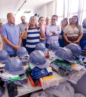 Prefeita Tia Júlia realiza segunda entrega de EPIs aos servidores do Matadouro Público Municipal