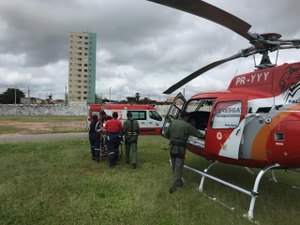 Colisão entre moto e caminhão deixa adolescente ferido na BR 101