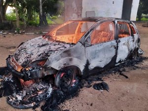 Carro fica completamente destruído após incendiar em Junqueiro