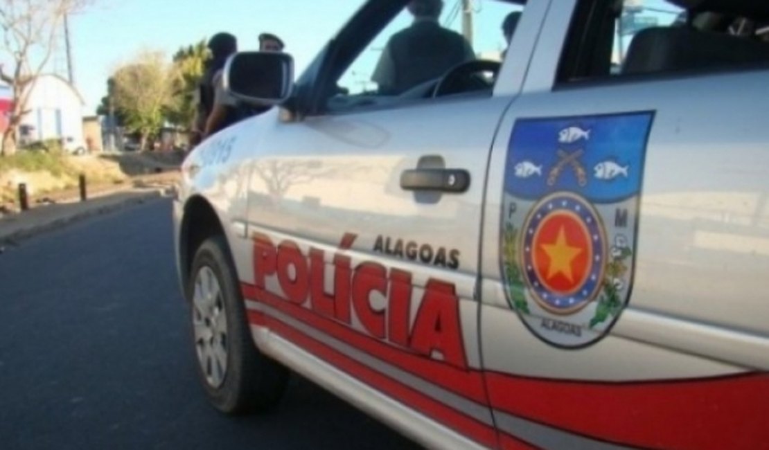 Polícia prende dois por porte ilegal de arma de fogo e tráfico de drogas