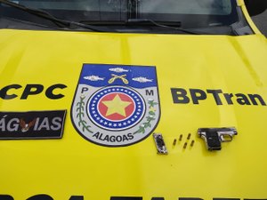 Arma e munições são apreendidas durante operação no bairro do Jacintinho
