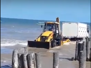 [Vídeo] Caminhão carregado de sorvete atola na praia do Peba, no Litoral Sul de Alagoas