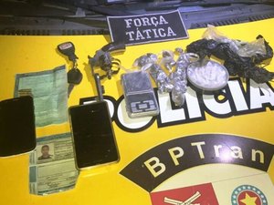 Jovens são presos após assaltar passageiros em ponto de ônibus no Benedito Bentes