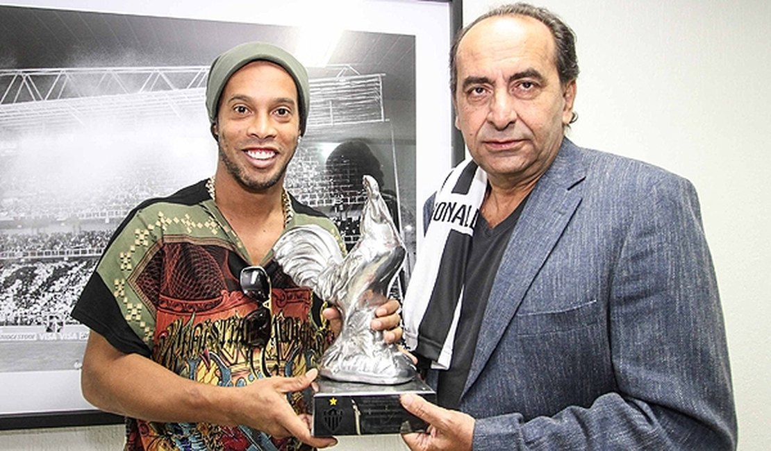 Na despedida, Ronaldinho recebe Galo de Prata, agradece ao Atlético e diz 'até breve'