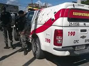 Jovem tenta se desfazer de drogas ao ver a polícia, mas é detido no Sertão