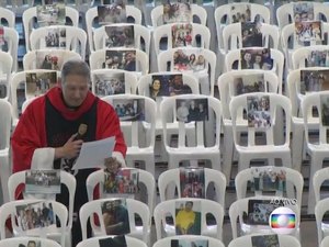 Padre Marcelo Rossi celebra missa para fotografias de profissionais da seúde coladas em cadeiras vazias