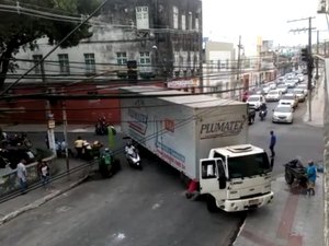 [Vídeo] Caminhão quebra, fica atravessado na pista e deixa trânsito lento no Centro