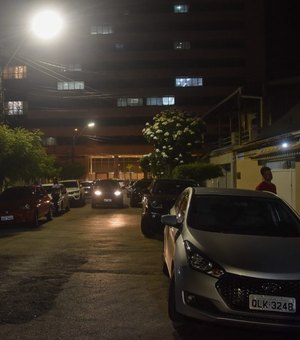 Rua no bairro da Jatiúca ganha nova iluminação em LED