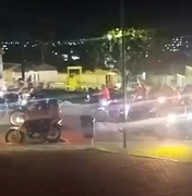 [Vídeo] São Sebastião: Motociclistas invadem praça e colocam vidas de pedestres e crianças em risco durante ato político da oposição