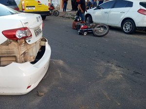 Condutora sai de estacionamento e é atingida por moto em Arapiraca