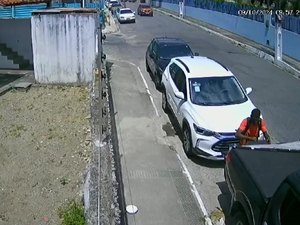 Câmera de videomonitoramento flagra homem furtando caixa de ferramenta de picape