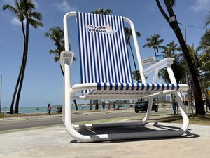 Cadeira Gigante ganha vida nova com estrutura repaginada na orla de Ponta Verde