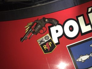 Polícia prende homem por porte ilegal de arma em Feira Grande