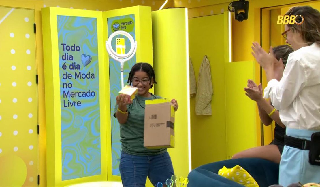 Ana Paula presenteia Milena com perfume da Moschino;  Samira acompanha cena.