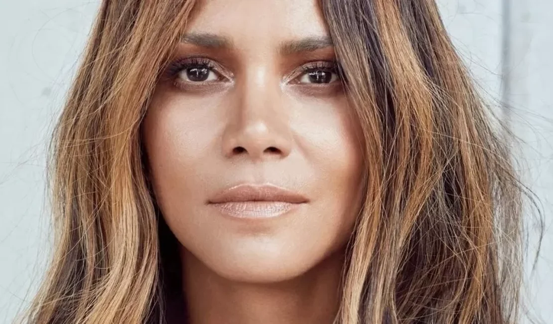 Aos 56 anos, Halle Berry posa nua... na varanda