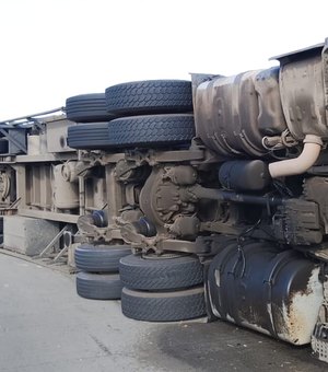 Carreta tomba na BR-101, em Novo Lino e deixa uma pessoa morta