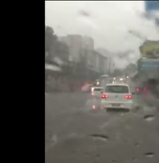 Chuva repentina provoca alagamentos e deixa trânsito lento em Maceió