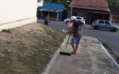 Morador limpa Praça Higino Vital na Canafístula.