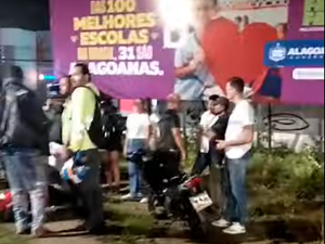 [Vídeo] Motociclista fica ferido após colidir contra poste no Barro Duro, em Maceió