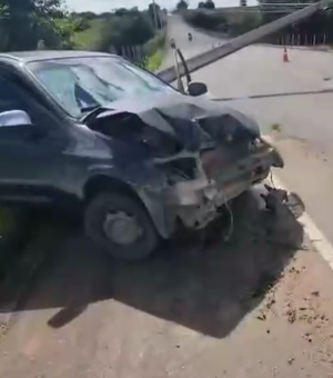 Carro colide em poste após desviar de buraco na AL-110, em Arapiraca