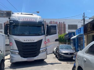 [Vídeo] Caminhão fica preso em rua estreita da Jatiúca e compromete trânsito por mais de uma hora