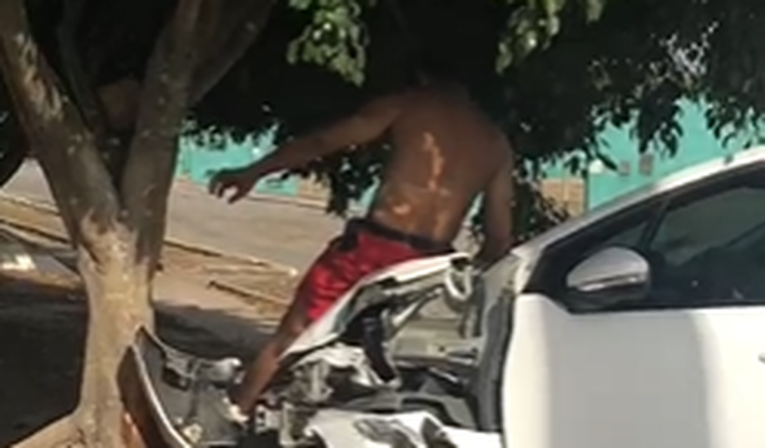 Com sinais de embriaguez, jovem bate carro em árvore antes de entrar na AL-220 em Arapiraca
