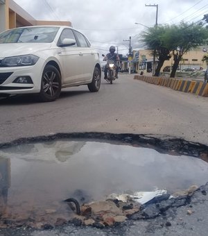 Buracos em via de Arapiraca geram transtornos a motoristas