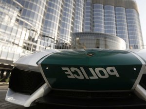 Mulher mata namorado, cozinha corpo e serve restos mortais em refeição