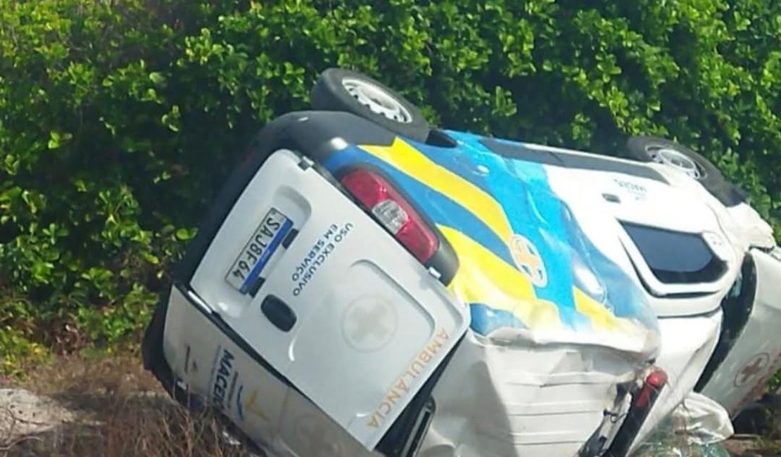 [Vídeo] Ambulância da Prefeitura de Maceió capota na AL-101 Sul e deixa dois feridos