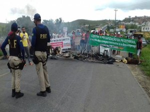 Funcionários da Petrobras demitidos desbloqueiam a BR-101 após protesto