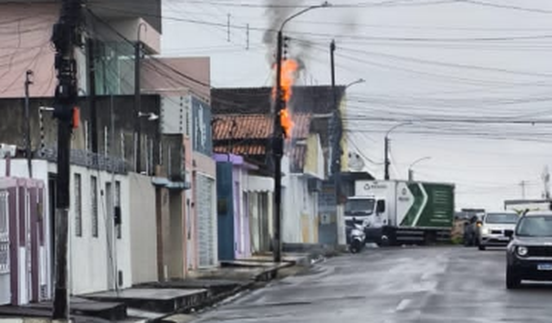 Incêndio em poste mobiliza Corpo de Bombeiros no bairro Brasília, em Arapiraca