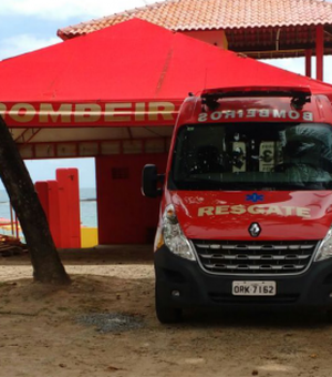 Bombeiros resgatam vítima de afogamento na Praia do Francês, em Marechal Deodoro