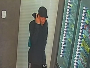 [Vídeo] Homem assalta loja de conveniência de posto de combustível, em Maceió