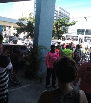 Mototaxistas protestam na porta do Code contra assassinato de colega de trabalho