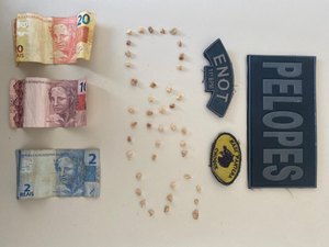 Mulher é presa com 32 pedrinhas de crack, em Penedo