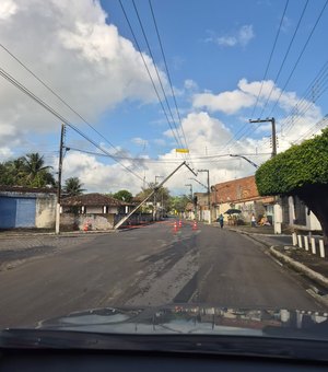 Após acidente, poste fica 'pendurado' e provoca risco ﻿em Passo de Camaragibe