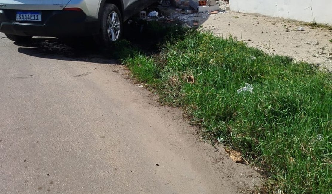 Carro colide contra muro de escola; condutora estaria embriagada, segundo testemunhas