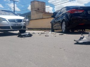 Veículos colidem no bairro Novo Horizonte, em Arapiraca