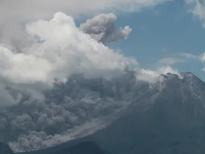 Vulcão entra em erupção na Indonésia e cobre vilarejos de cinzas