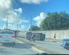 Carro perde controle, derruba poste e capota no Eixo Quartel, em Maceió