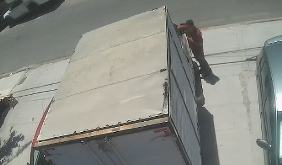 Homem é flagrado furtando celulares e cartão de débito em caminhão na Ponta Verde