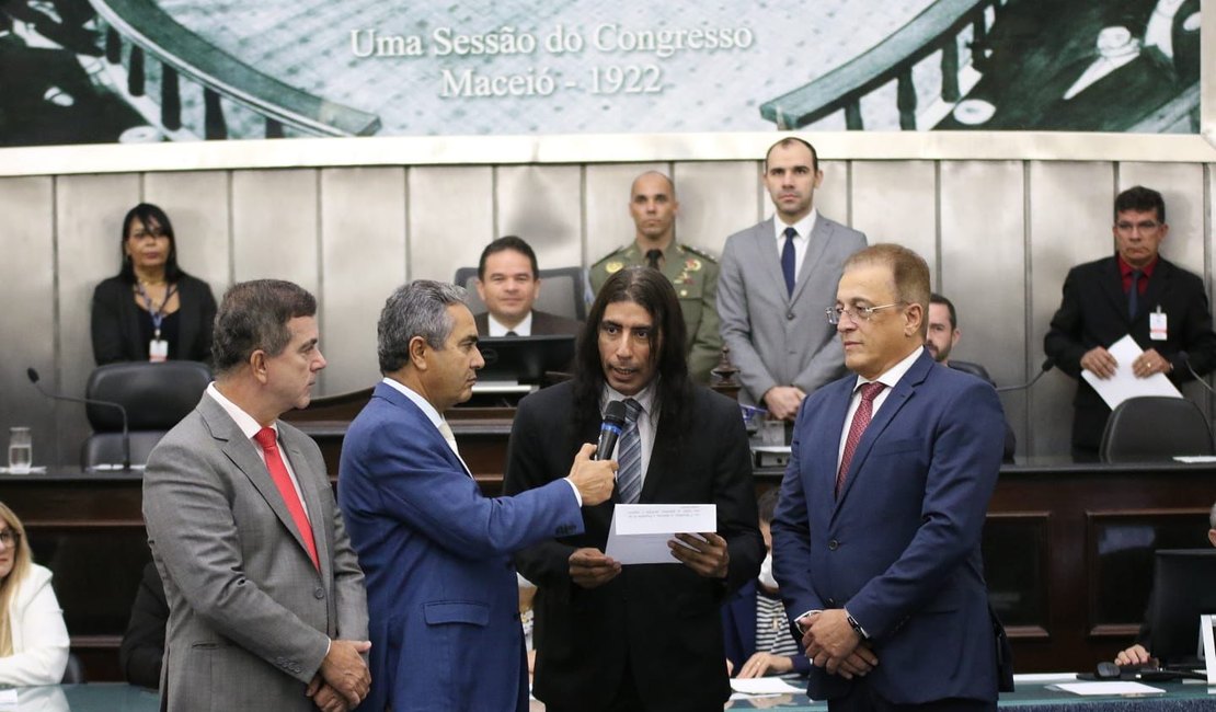 Lobão toma posse como deputado e promete projetos em “tempo recorde”