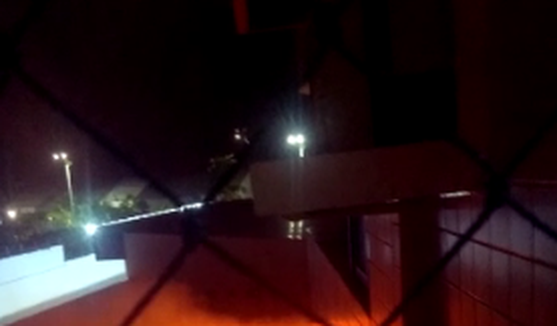 [Vídeo] Incêndio em terreno baldio incomoda moradores de prédio no bairro Pajuçara