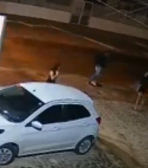 Suspeito é flagrado assaltando jovens após show em Maceió