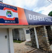 Árvore com risco cair na sede da Defesa Civil é removida pelos Bombeiros
