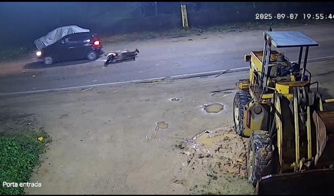 [Vídeo] Motociclista colide com a traseira de carro e cai na pista no município de Matriz de Camaragibe