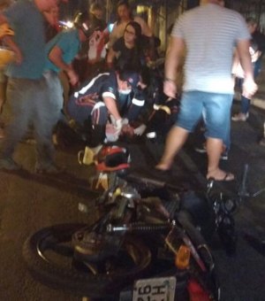 Três pessoas ficam feridas em colisão entre motocicletas