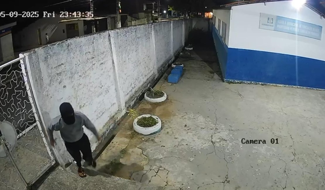 Grupo encapuzado é flagrado quebrando câmeras de segurança no município de Coqueiro Seco