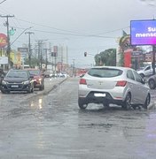 Chuvas agravam alagamentos e travam trânsito em trecho da Av. Menino Marcelo