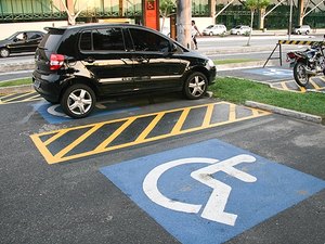 Estacionar em vagas exclusivas pode se tornar crime